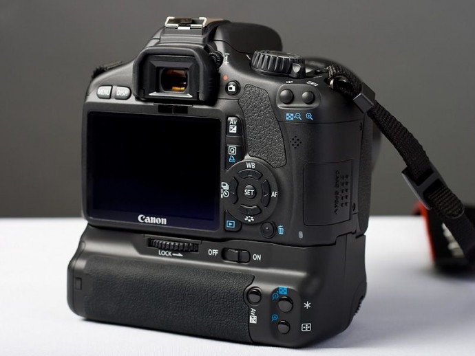  Canon 550D cu grip, doua obiective si 6 acumulatori