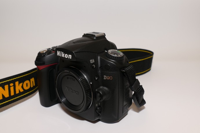  Nikon D90 ca nou - 5100 cadre + Grip Pixel Vertax