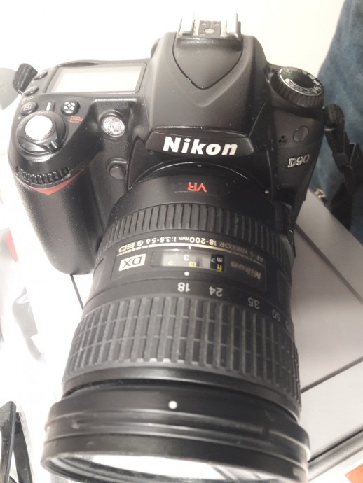  Vand Nikon D90 (+ Nikon 18-200 vr + Nikon 35 1.8 G)