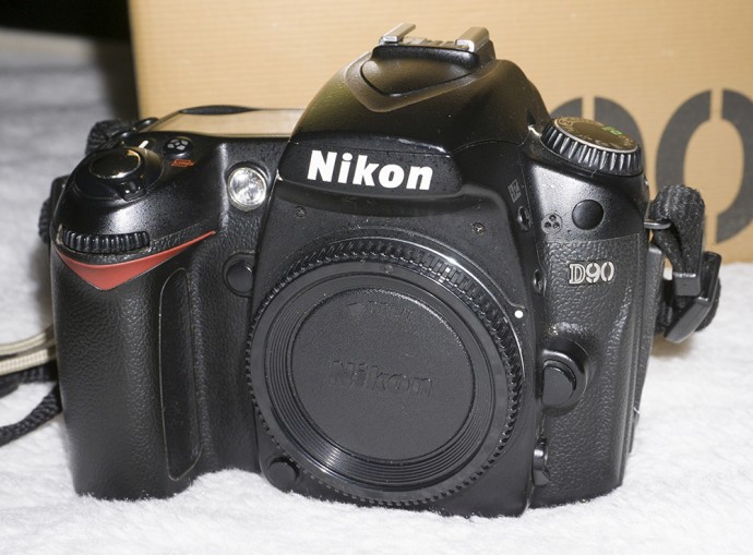  Vand Nikon D90 (+ Nikon 18-200 vr + Nikon 35 1.8 G)