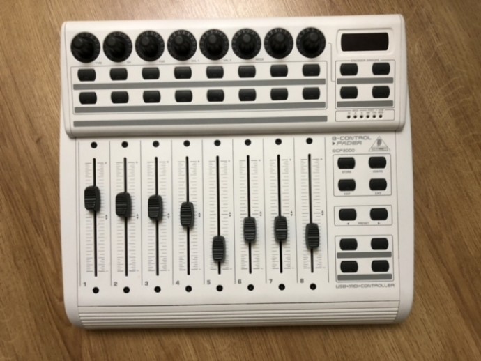  Controller MIDI/USB Behringer BCF 2000 LightRoom