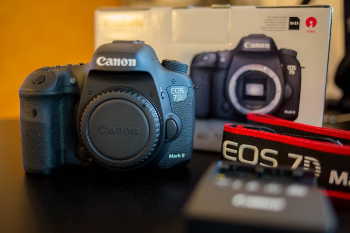  Canon EOS 7D Mark II 2 + adaptor Wi-Fi Canon W-E1