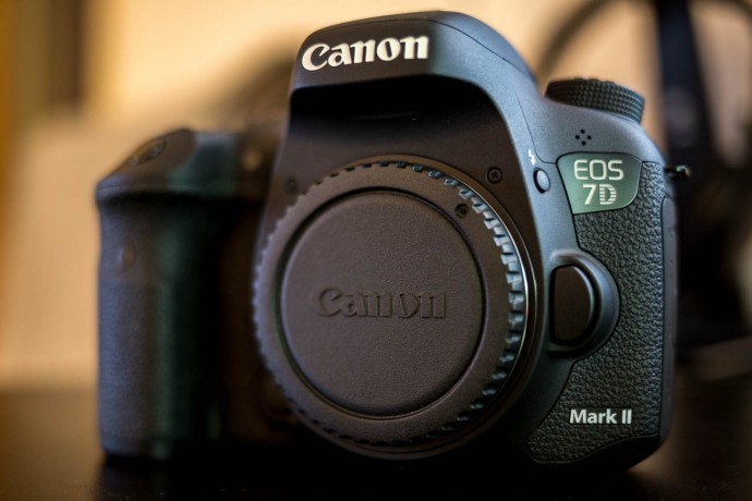  Canon EOS 7D Mark II 2 + adaptor Wi-Fi Canon W-E1