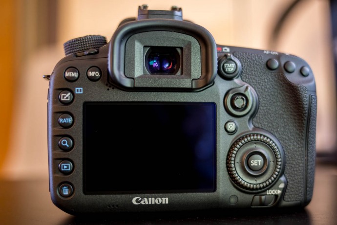  Canon EOS 7D Mark II 2 + adaptor Wi-Fi Canon W-E1