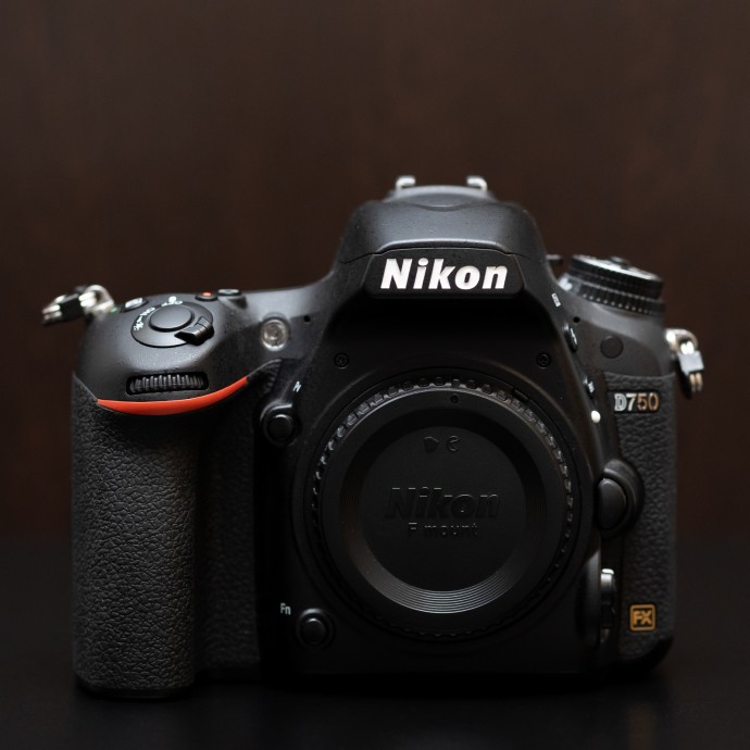  Nikon D750 cu 10588 cadre, ca nou