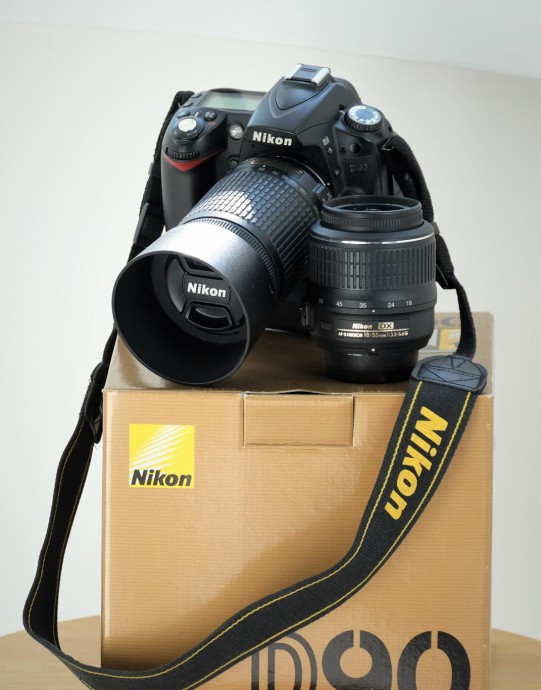  Nikon D90 cu grip si obiective kit 18-55 VR + 55-200 VR